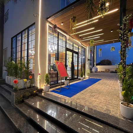 Hotel Three Seasons Vrindāvan Zewnętrze zdjęcie