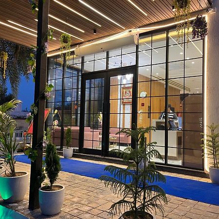 Hotel Three Seasons Vrindāvan Zewnętrze zdjęcie