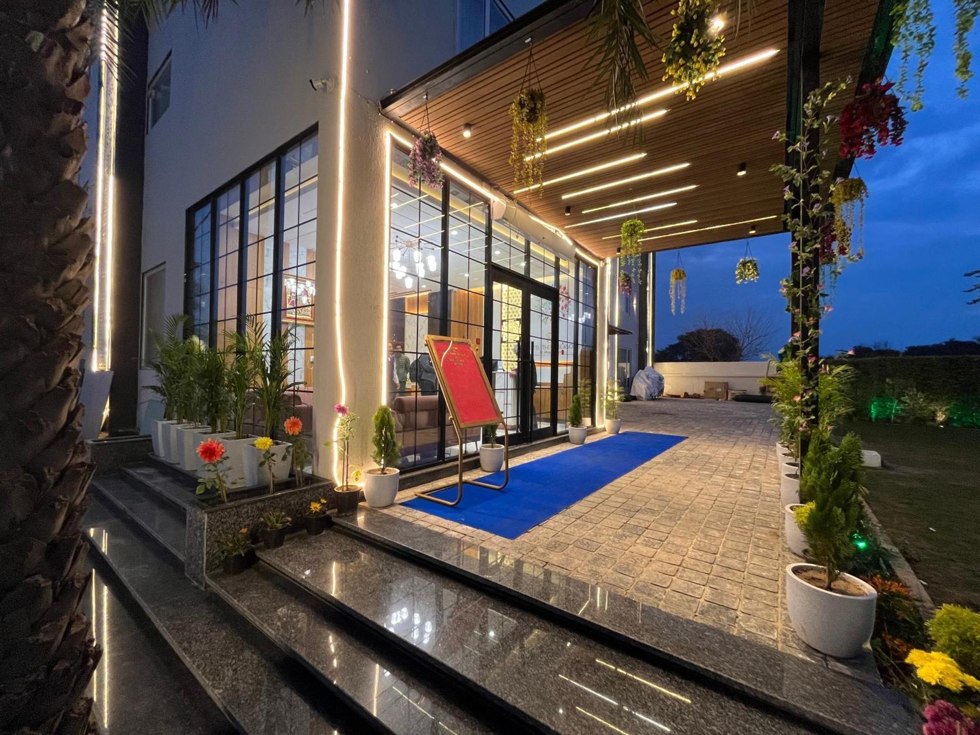 Hotel Three Seasons Vrindāvan Zewnętrze zdjęcie