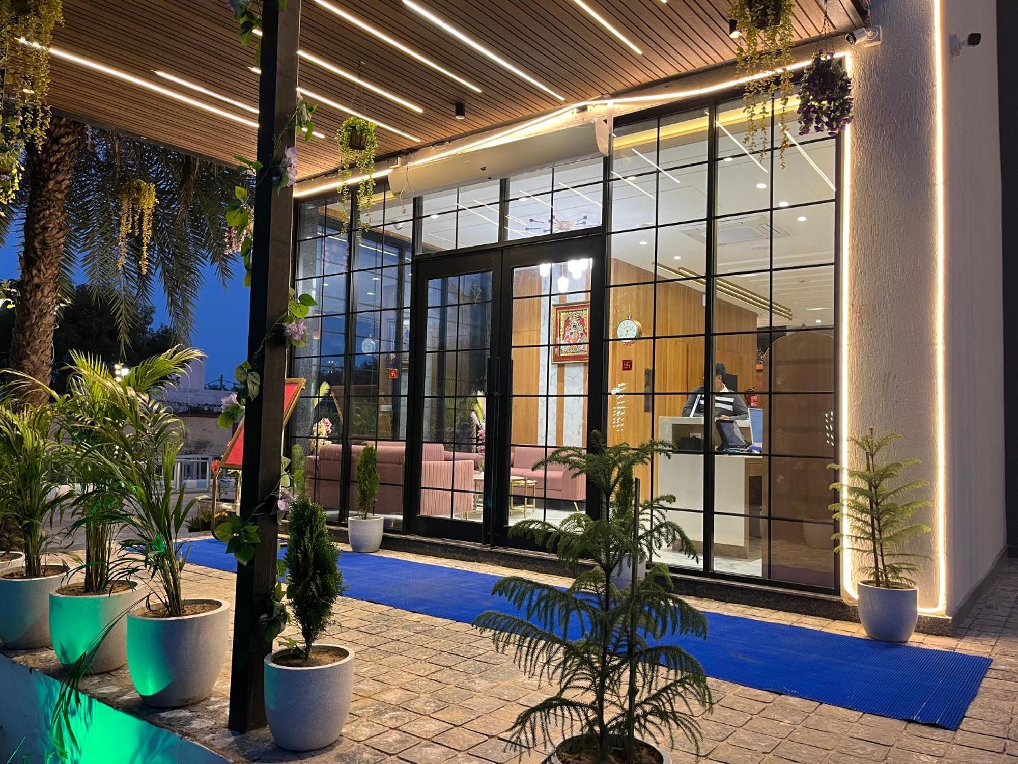 Hotel Three Seasons Vrindāvan Zewnętrze zdjęcie
