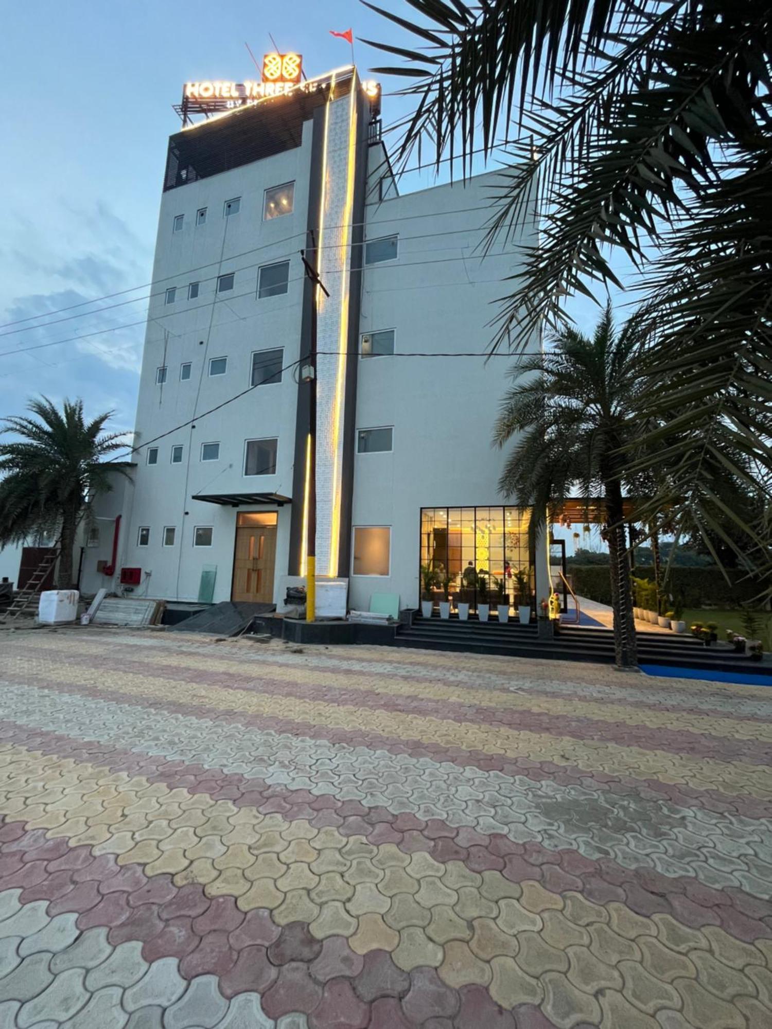 Hotel Three Seasons Vrindāvan Zewnętrze zdjęcie
