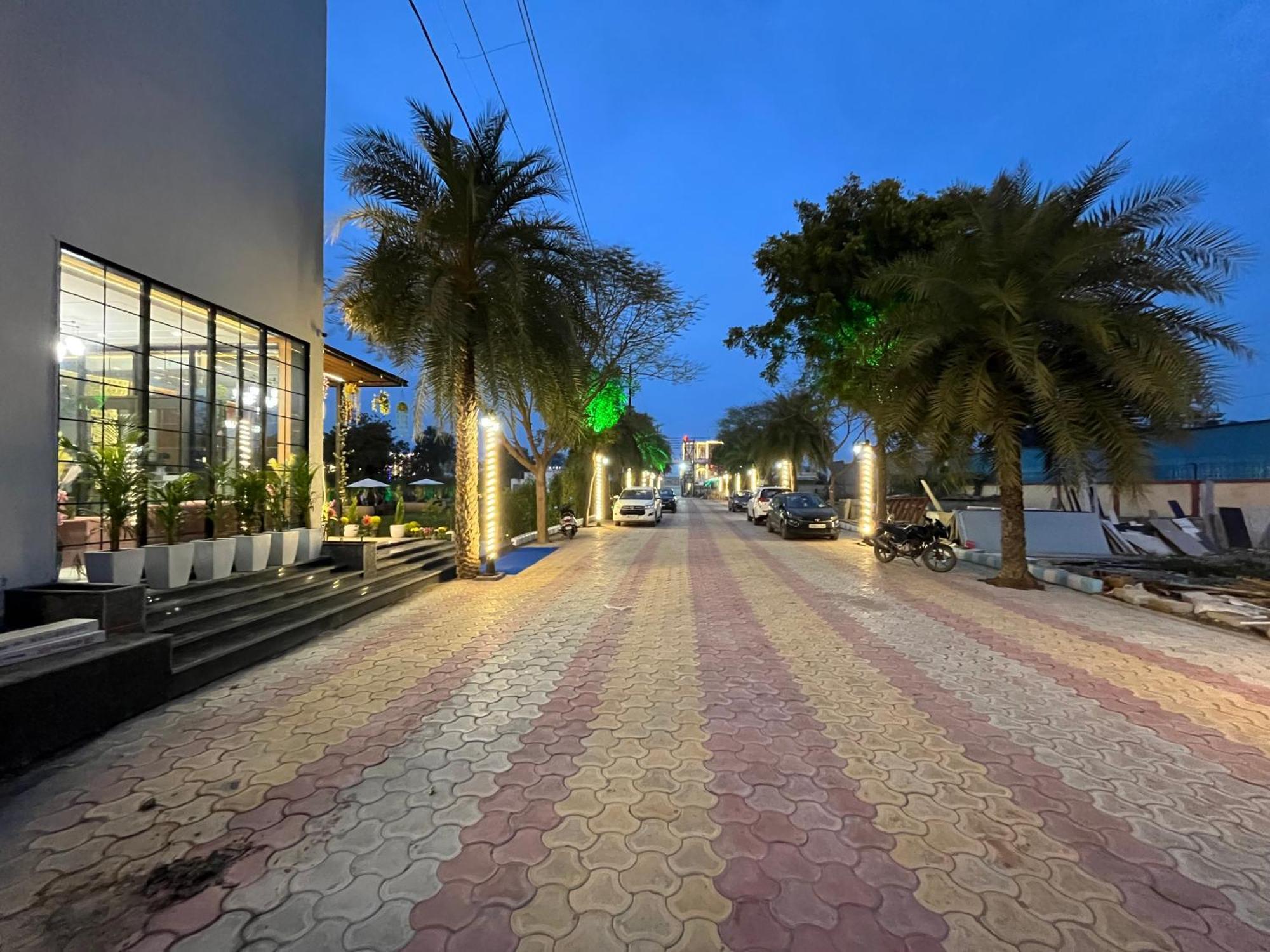 Hotel Three Seasons Vrindāvan Zewnętrze zdjęcie