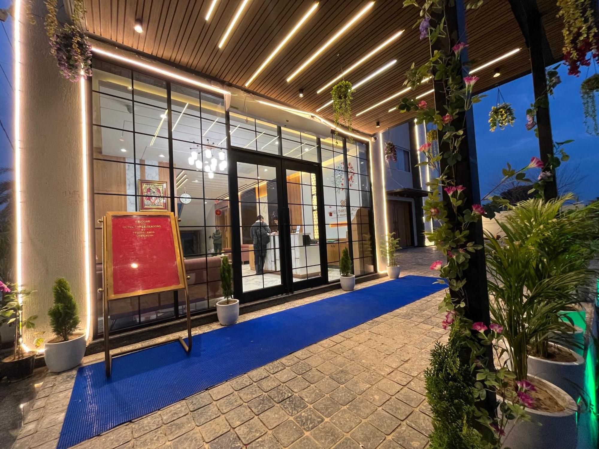 Hotel Three Seasons Vrindāvan Zewnętrze zdjęcie