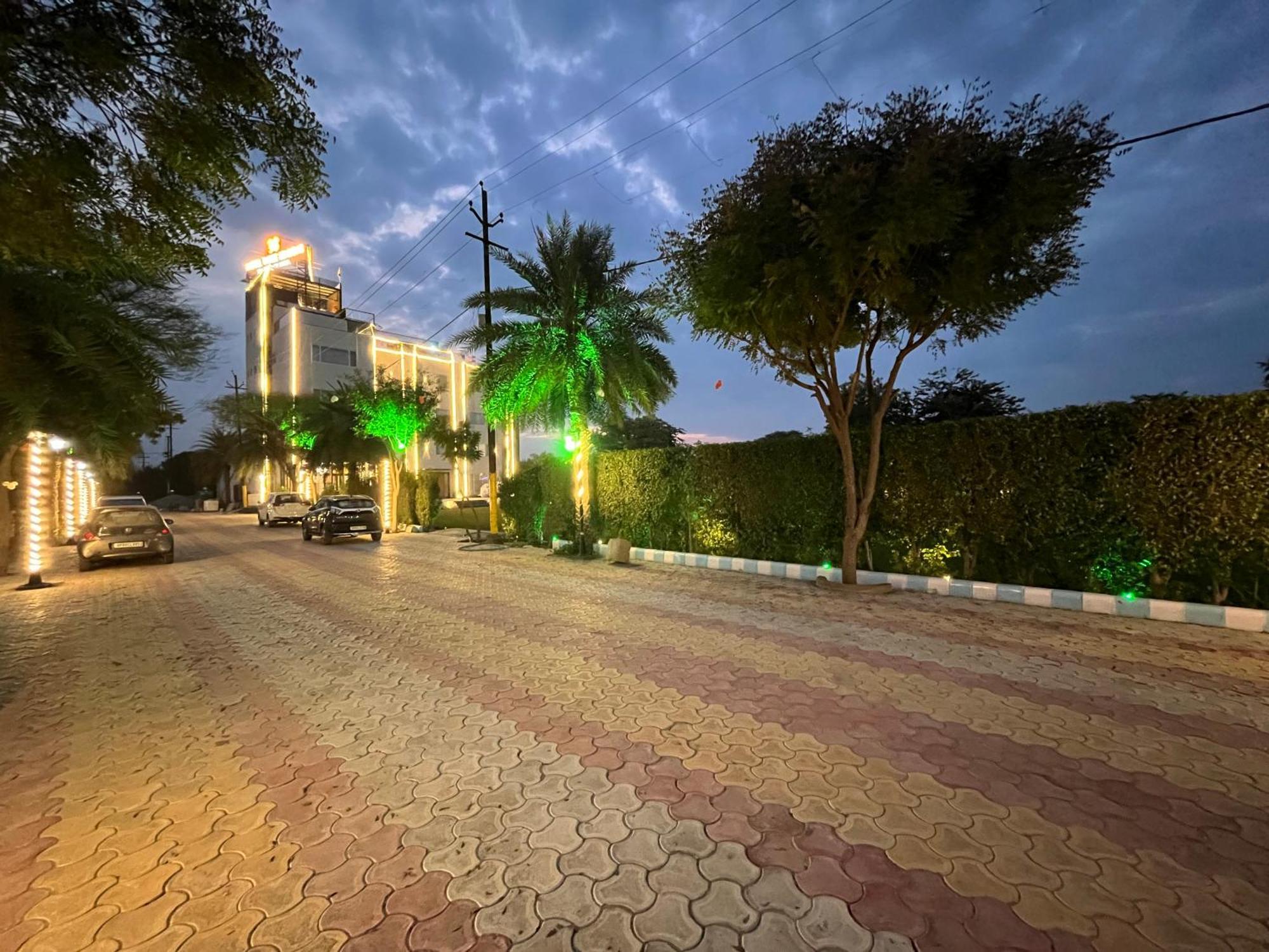 Hotel Three Seasons Vrindāvan Zewnętrze zdjęcie
