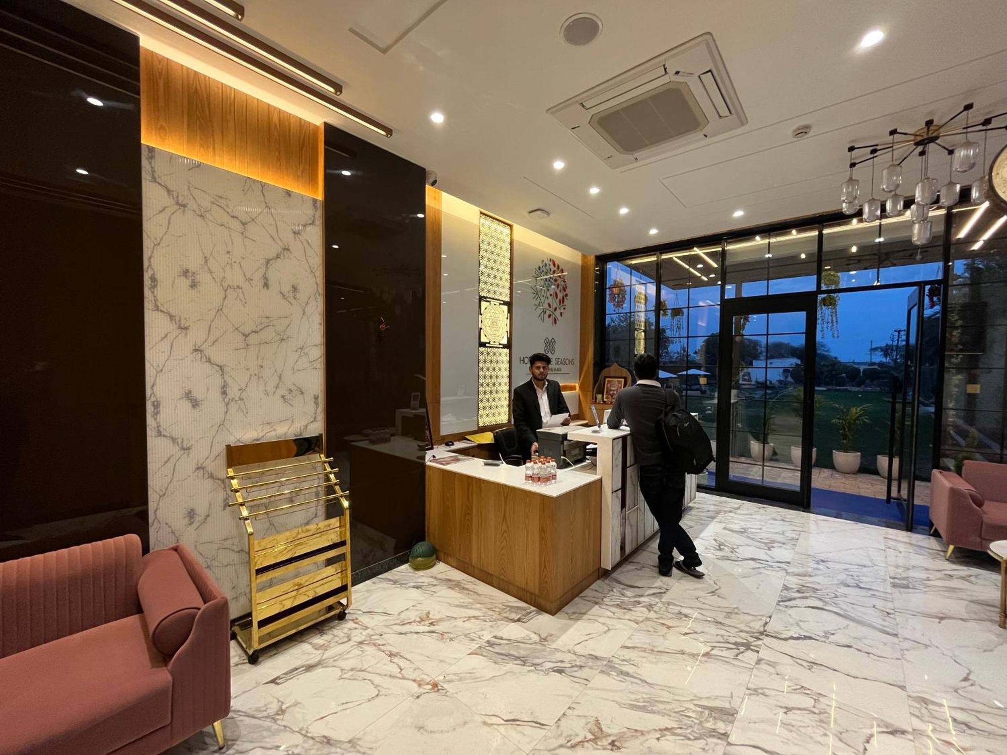 Hotel Three Seasons Vrindāvan Zewnętrze zdjęcie
