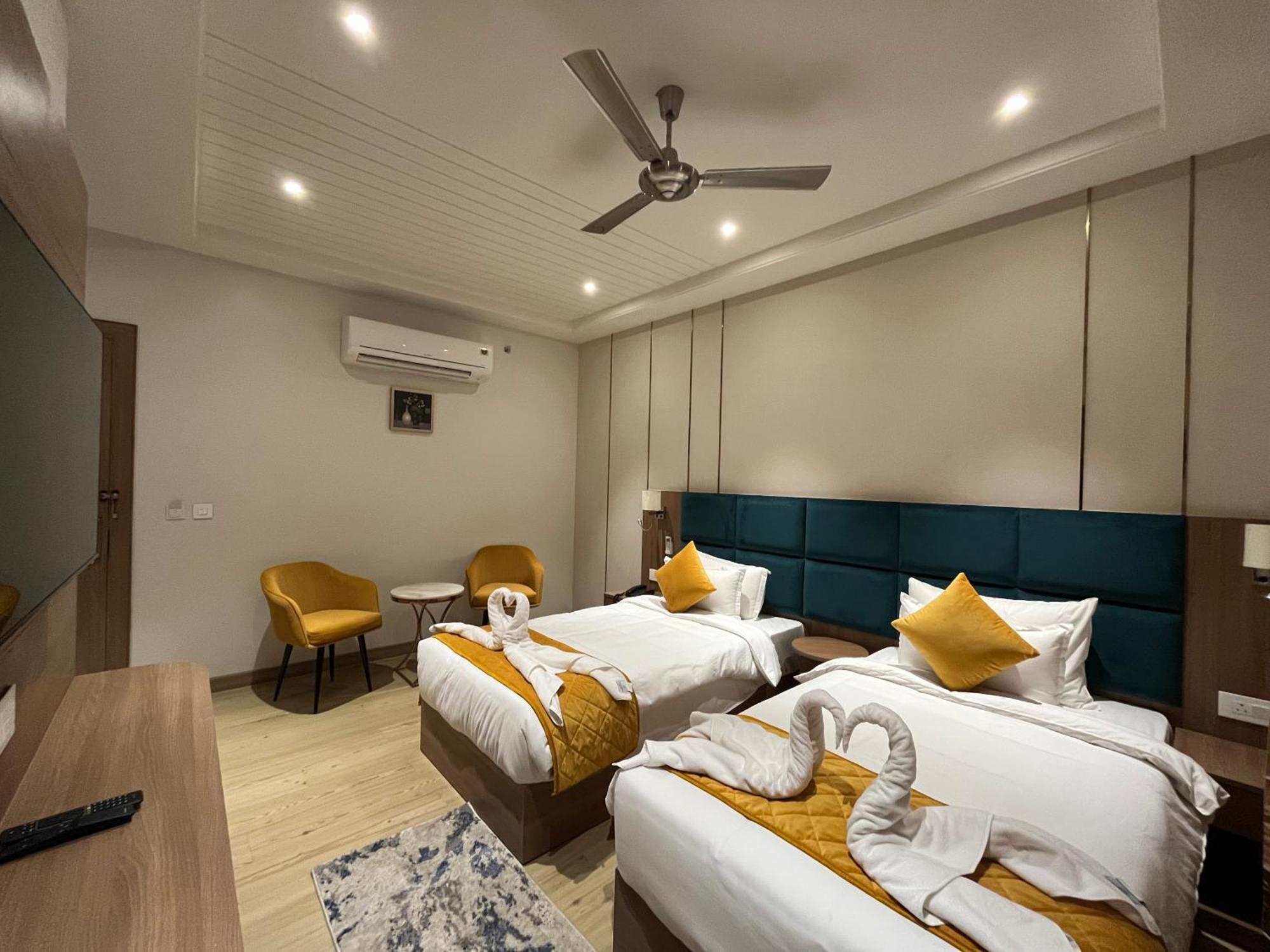 Hotel Three Seasons Vrindāvan Zewnętrze zdjęcie