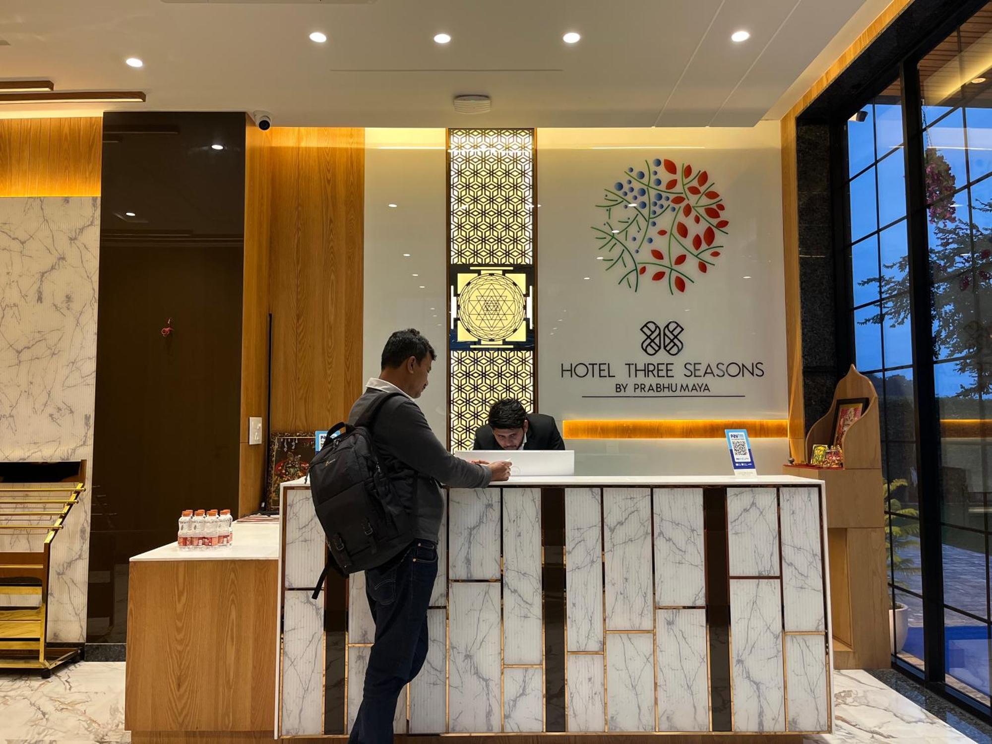 Hotel Three Seasons Vrindāvan Zewnętrze zdjęcie