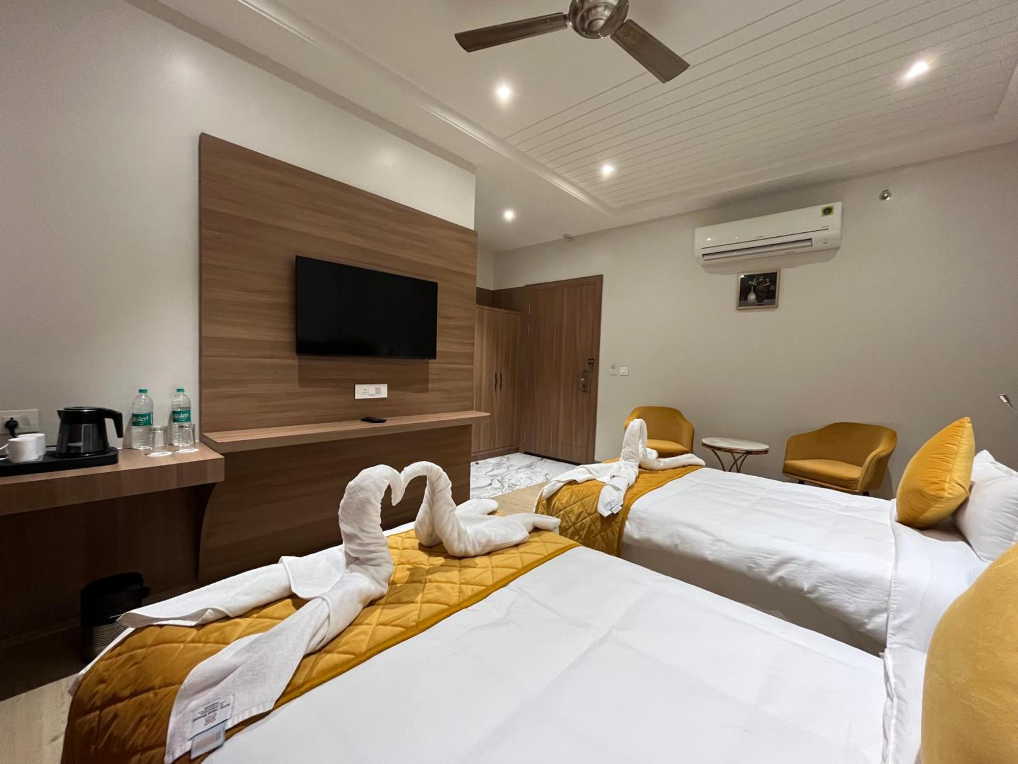 Hotel Three Seasons Vrindāvan Zewnętrze zdjęcie