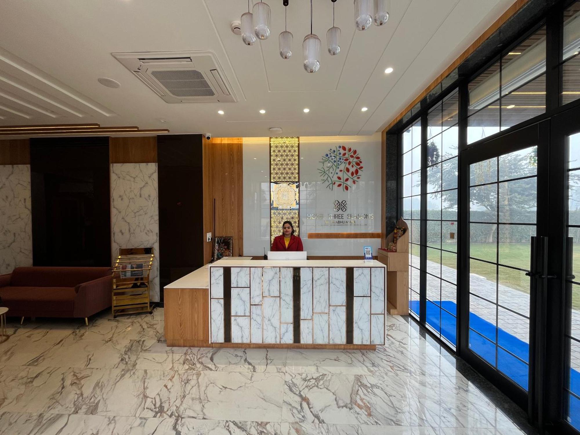 Hotel Three Seasons Vrindāvan Zewnętrze zdjęcie