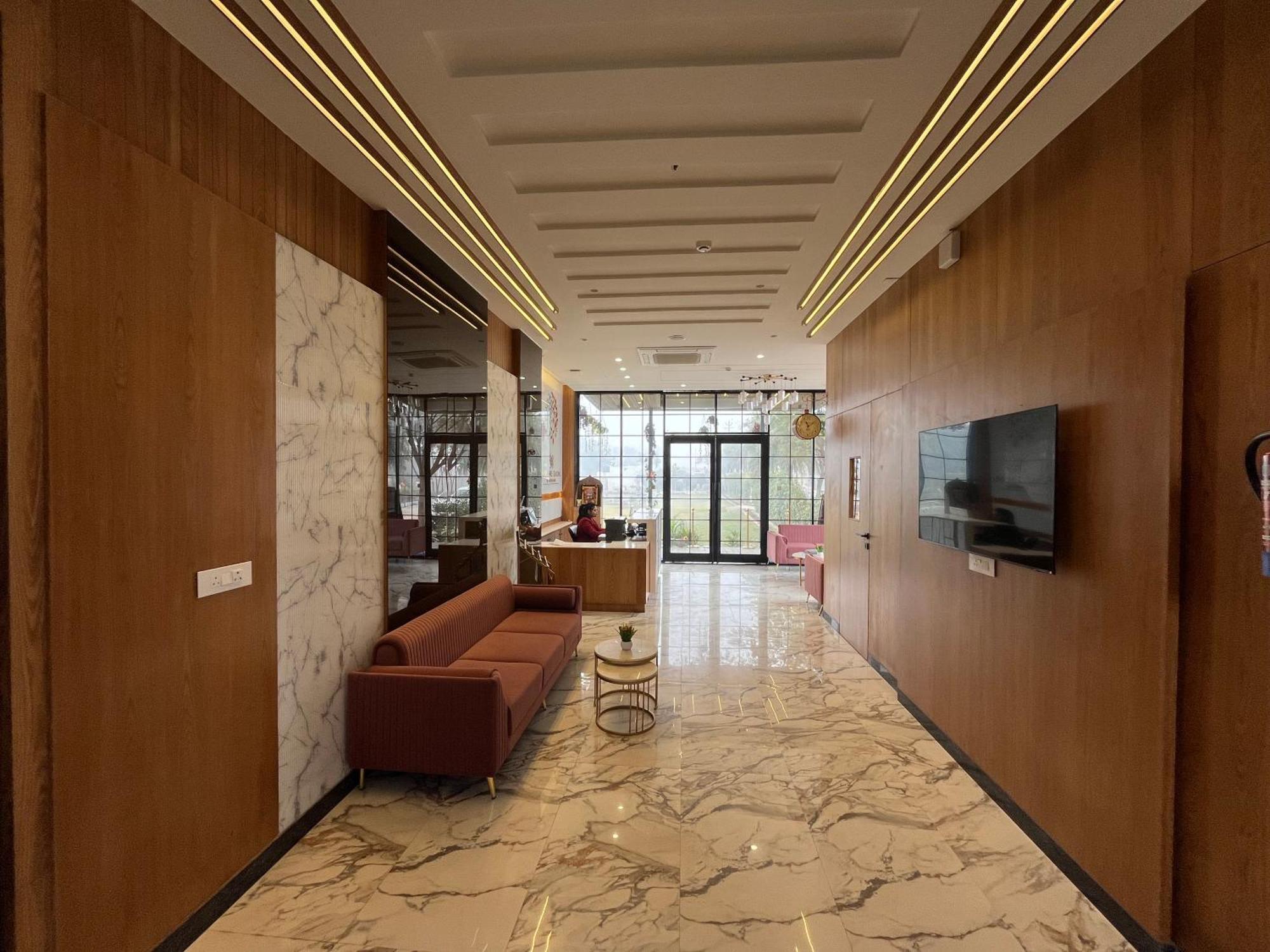 Hotel Three Seasons Vrindāvan Zewnętrze zdjęcie