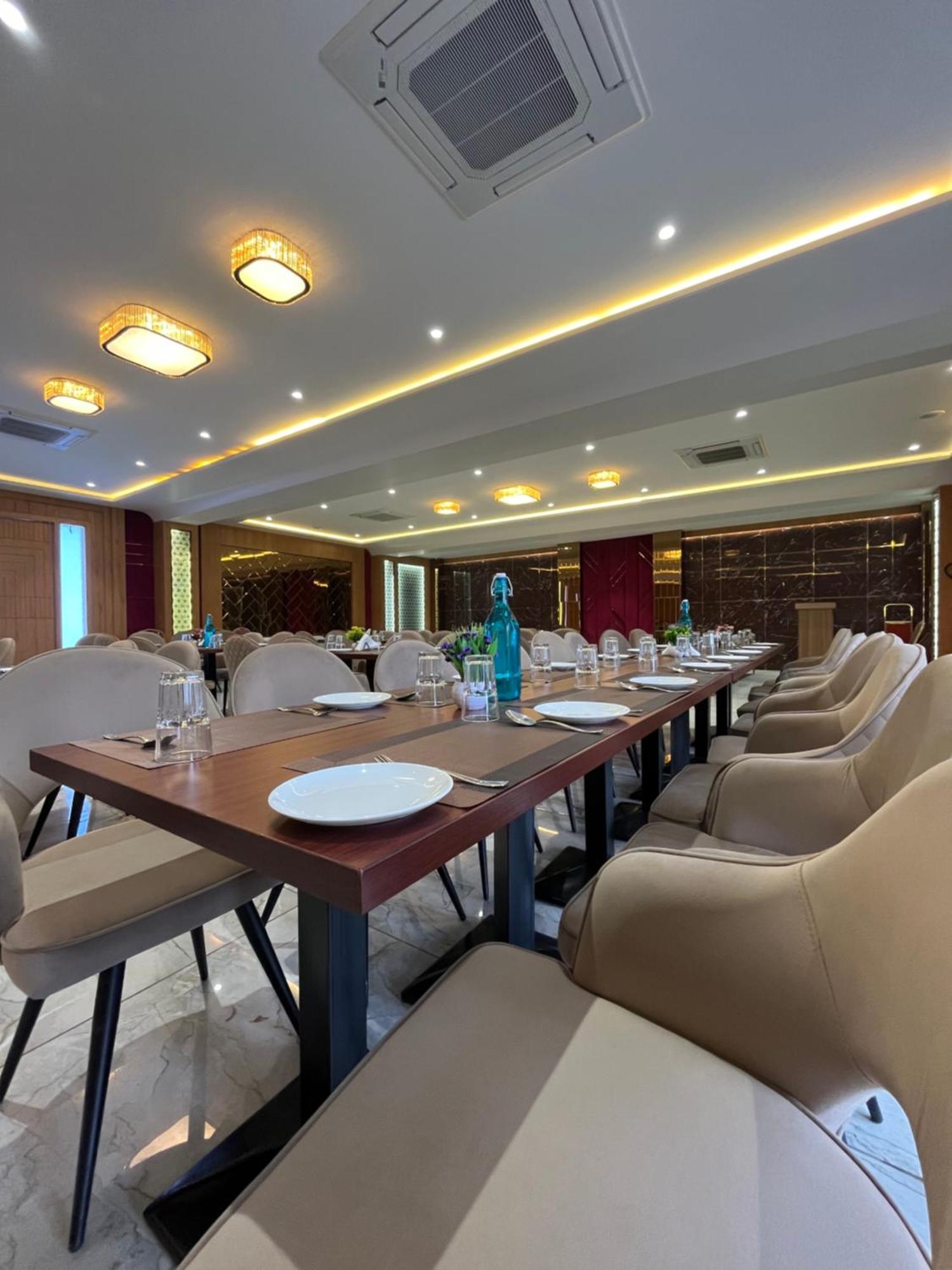 Hotel Three Seasons Vrindāvan Zewnętrze zdjęcie