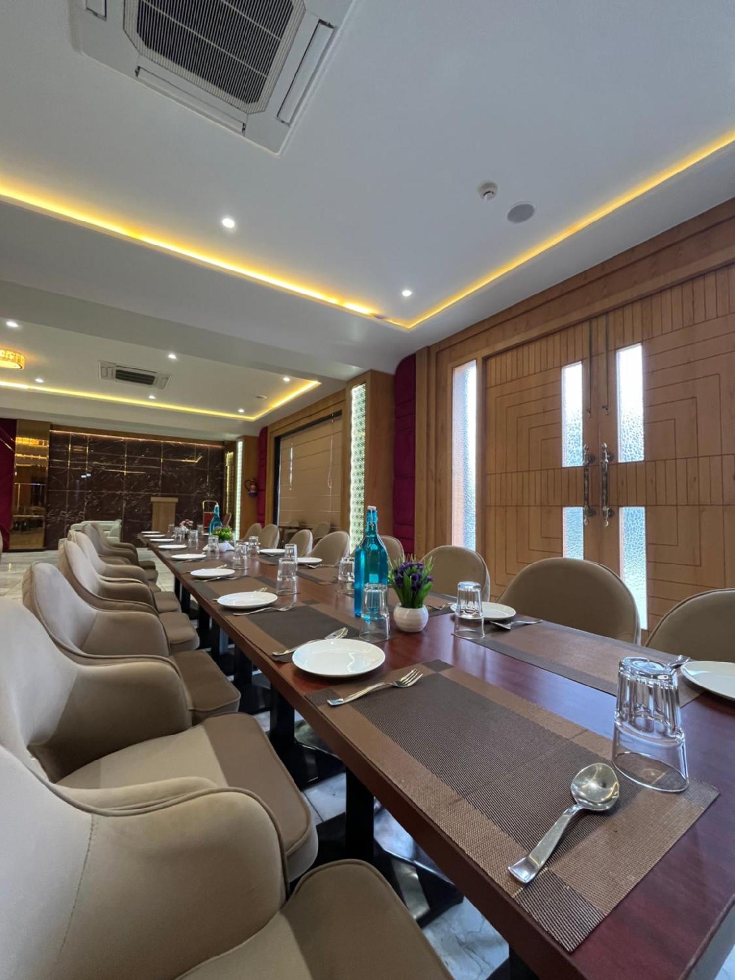 Hotel Three Seasons Vrindāvan Zewnętrze zdjęcie