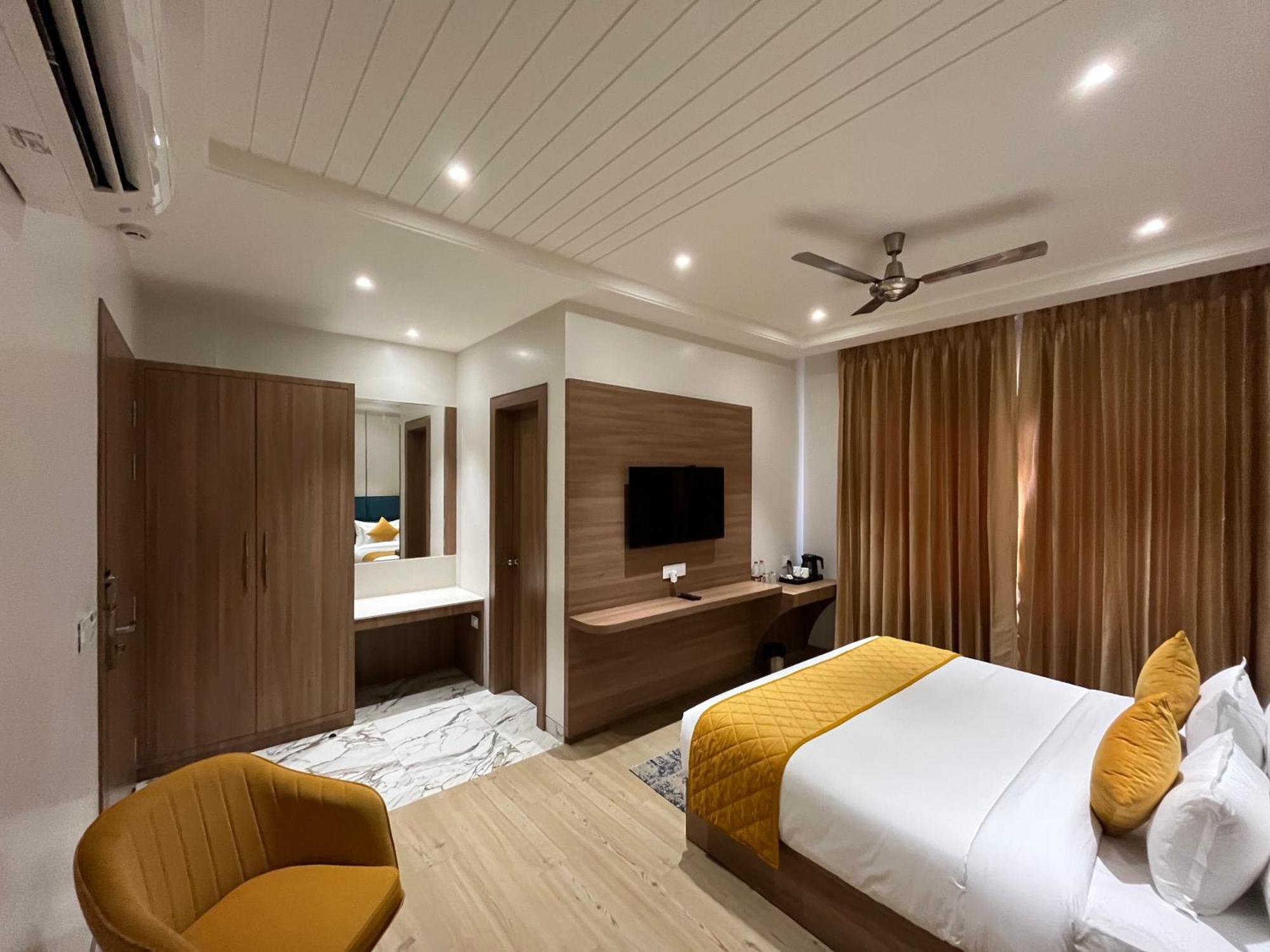 Hotel Three Seasons Vrindāvan Zewnętrze zdjęcie