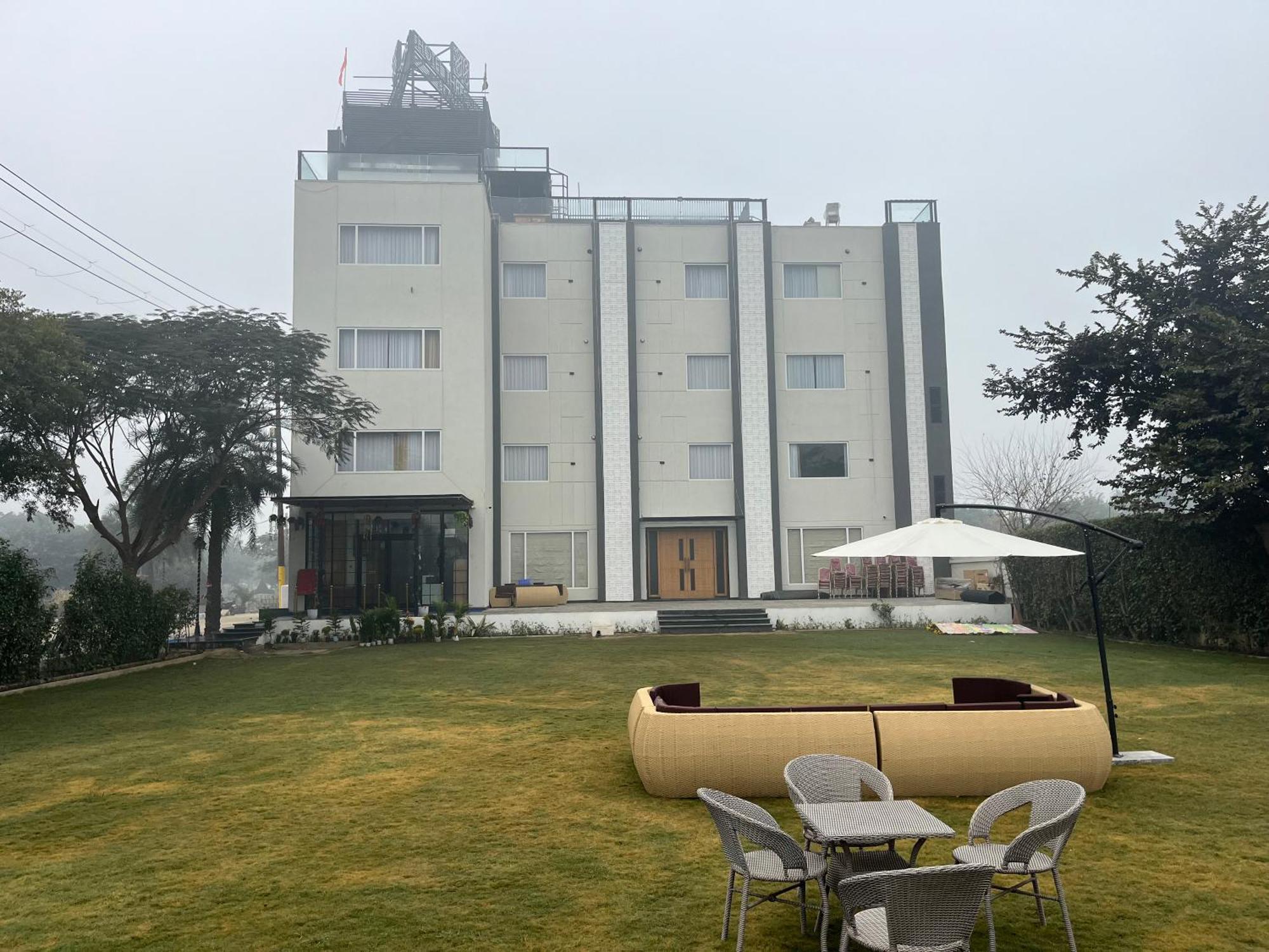 Hotel Three Seasons Vrindāvan Zewnętrze zdjęcie