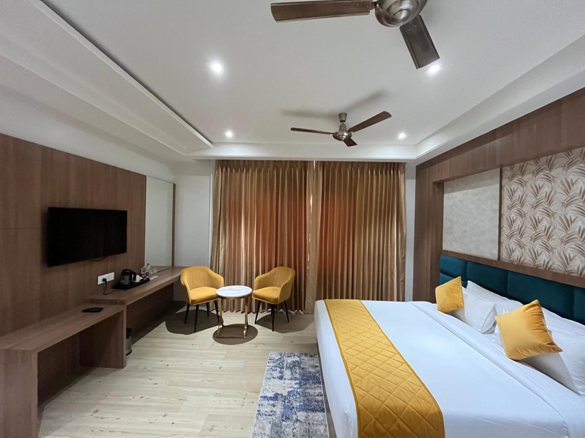 Hotel Three Seasons Vrindāvan Zewnętrze zdjęcie