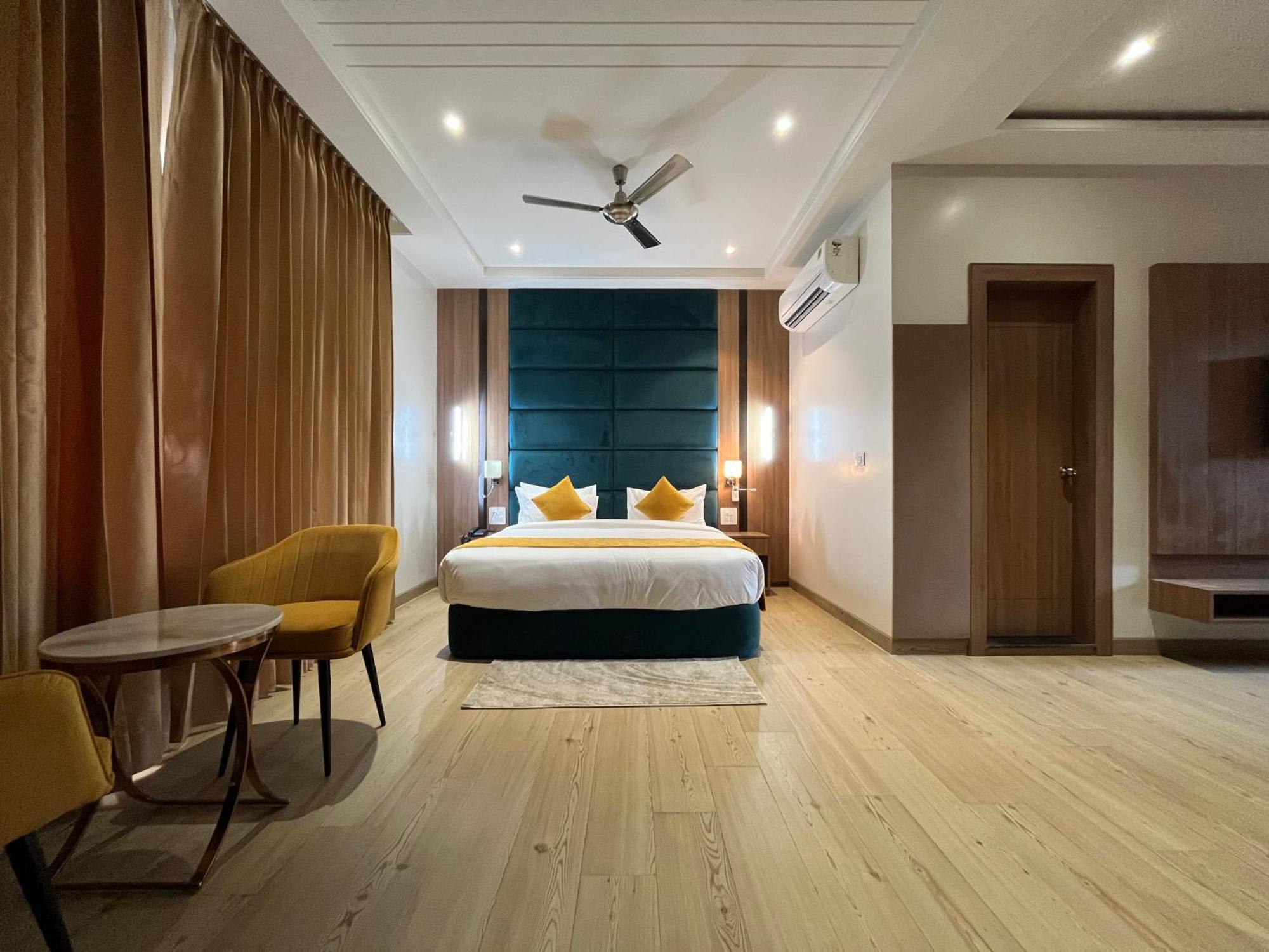 Hotel Three Seasons Vrindāvan Zewnętrze zdjęcie