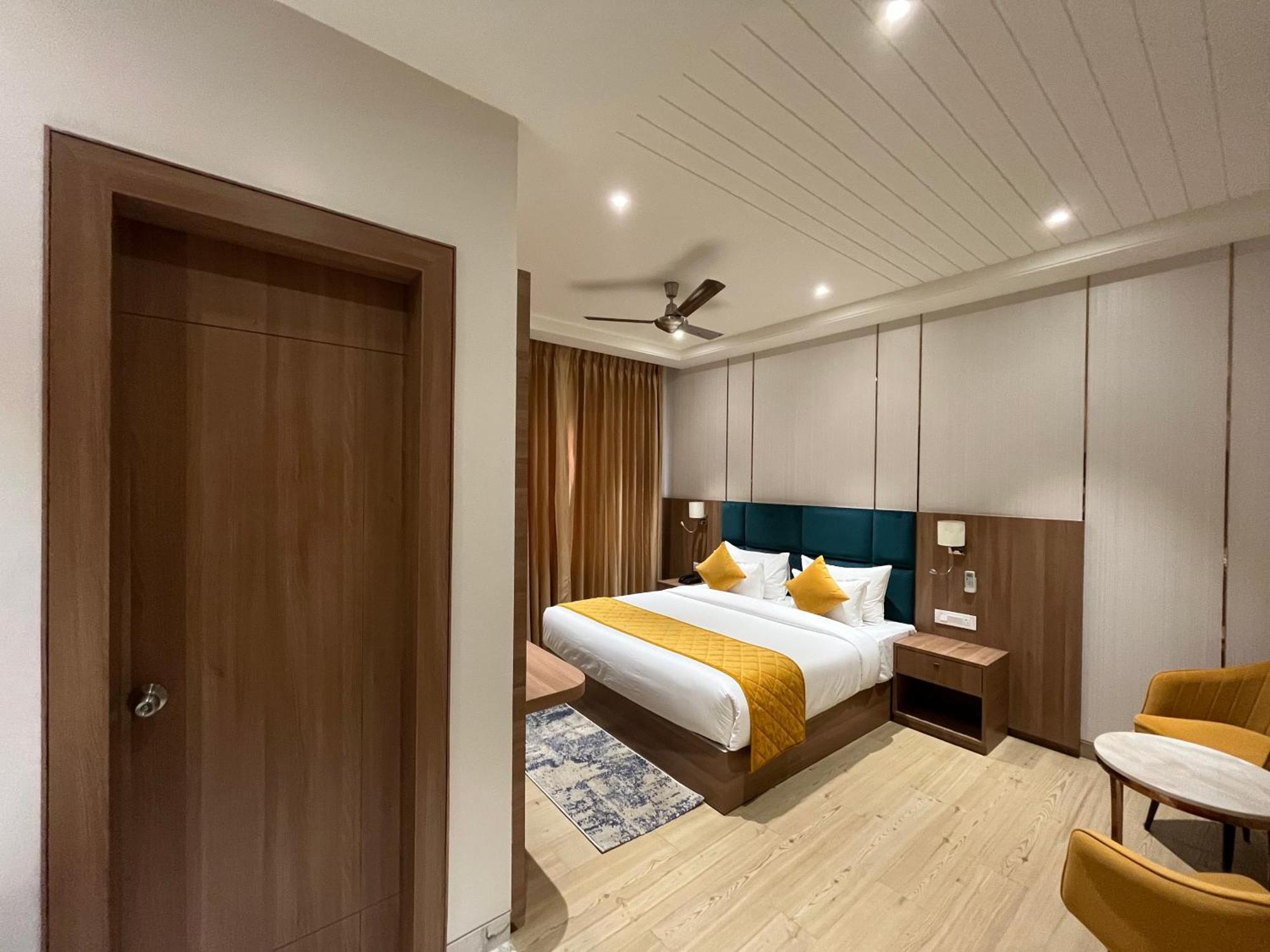 Hotel Three Seasons Vrindāvan Zewnętrze zdjęcie
