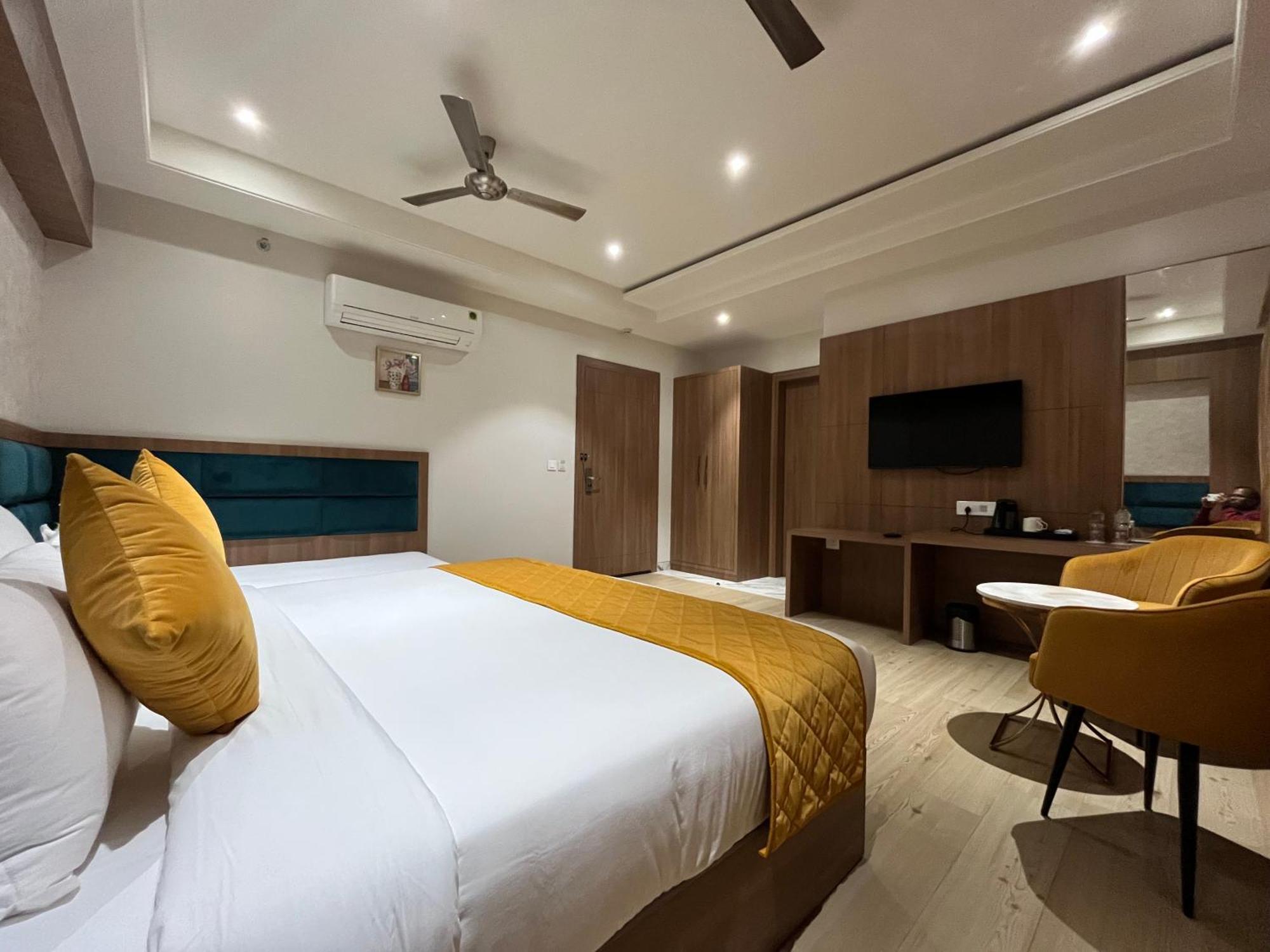 Hotel Three Seasons Vrindāvan Zewnętrze zdjęcie