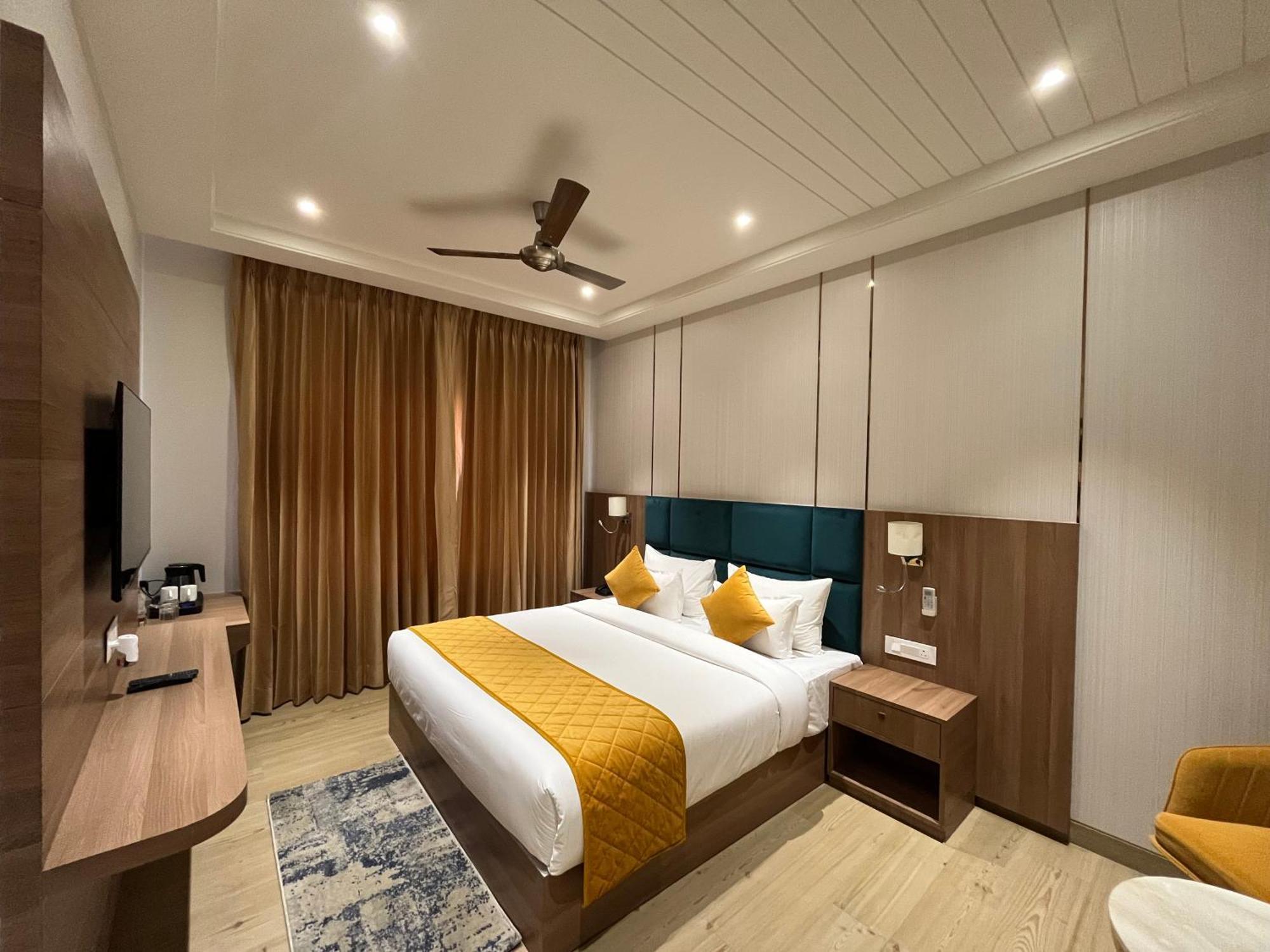 Hotel Three Seasons Vrindāvan Zewnętrze zdjęcie