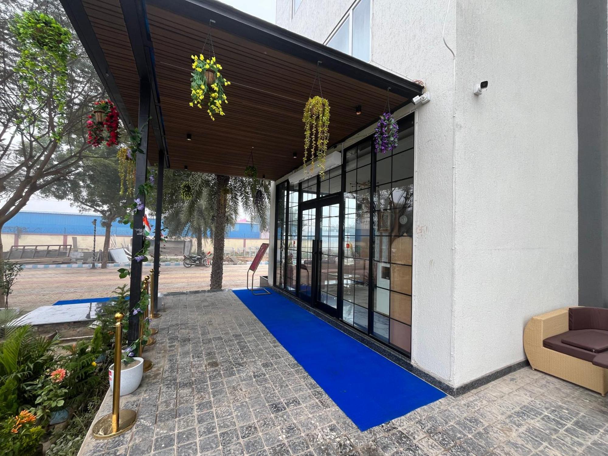Hotel Three Seasons Vrindāvan Zewnętrze zdjęcie