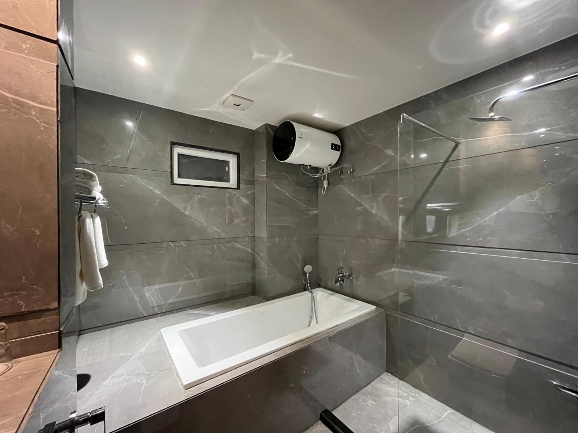 Hotel Three Seasons Vrindāvan Zewnętrze zdjęcie