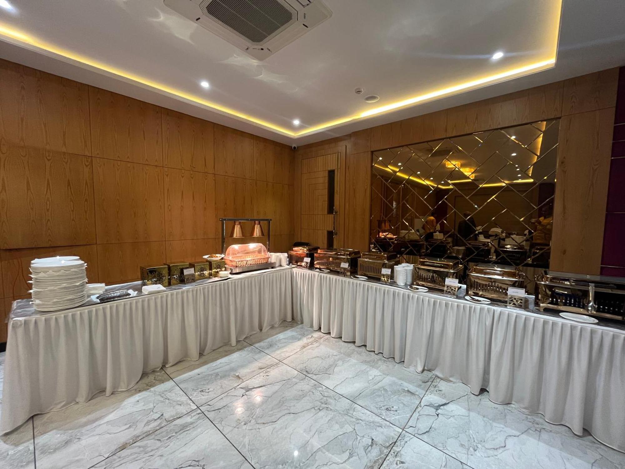 Hotel Three Seasons Vrindāvan Zewnętrze zdjęcie