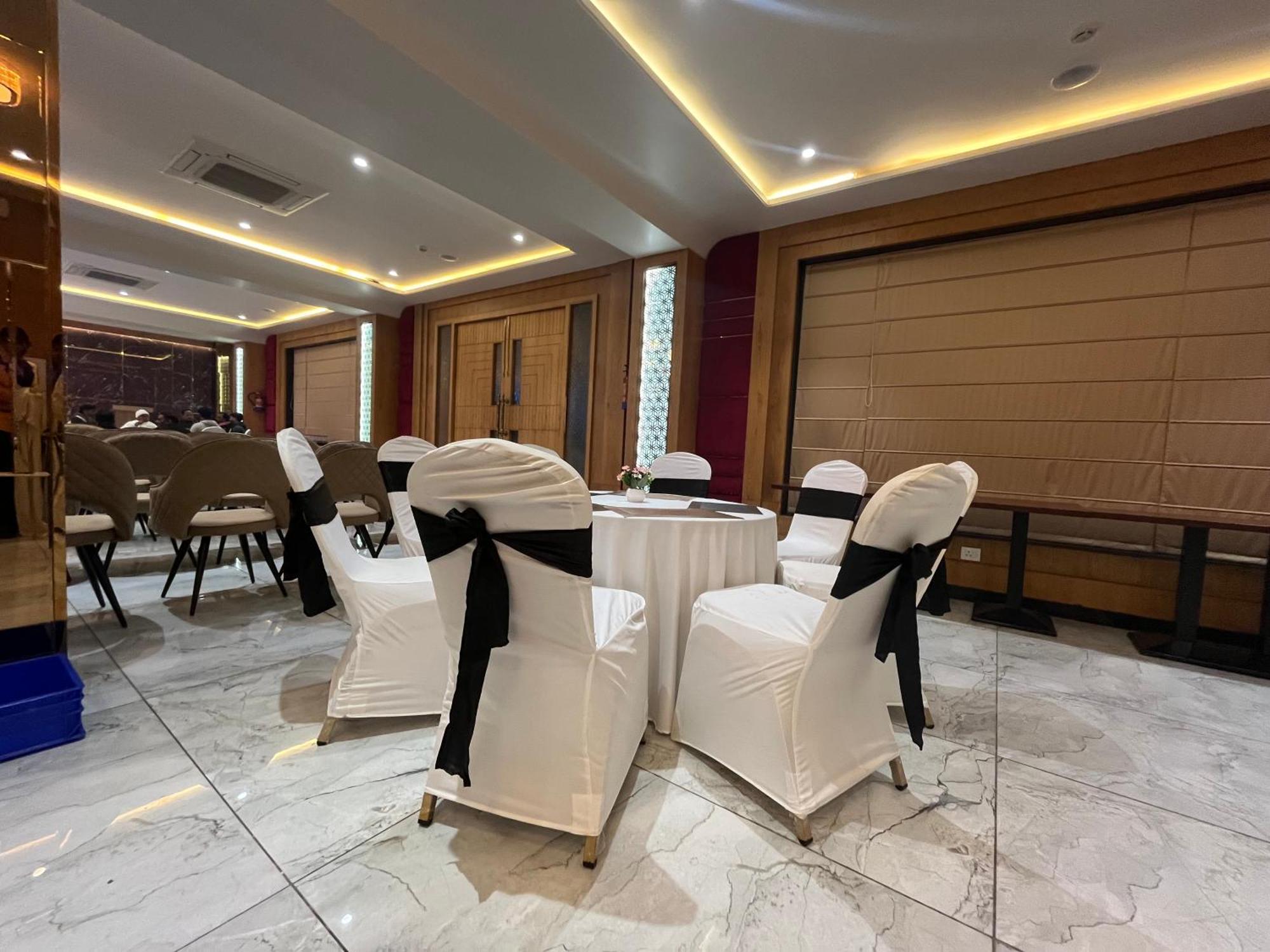 Hotel Three Seasons Vrindāvan Zewnętrze zdjęcie