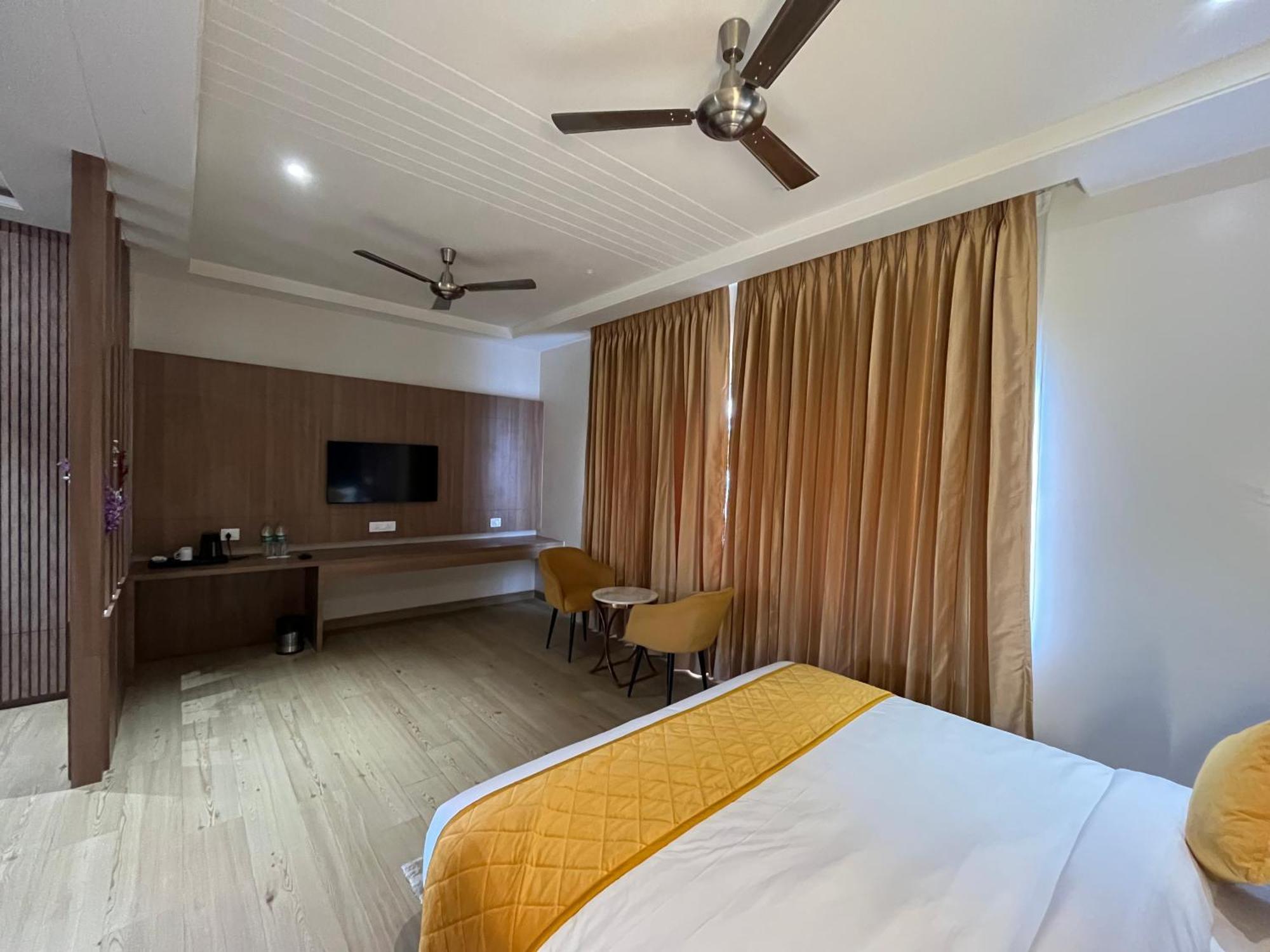 Hotel Three Seasons Vrindāvan Zewnętrze zdjęcie