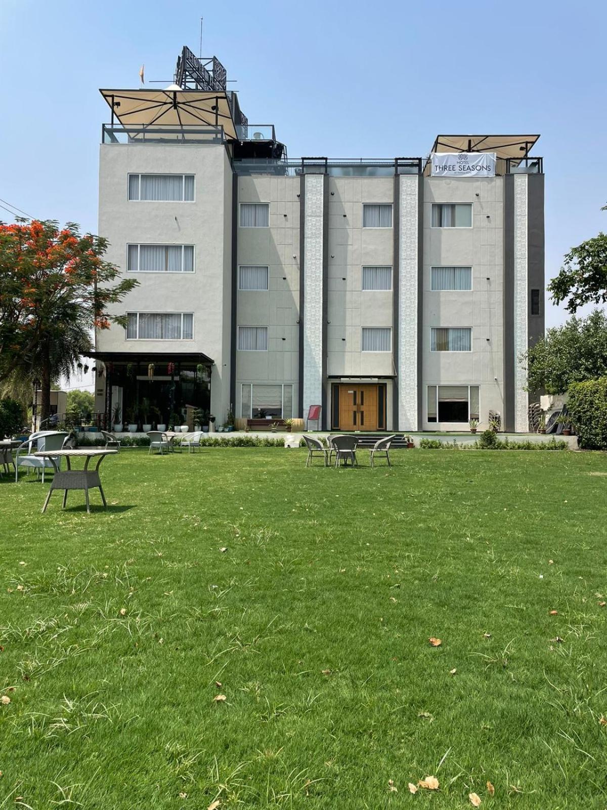 Hotel Three Seasons Vrindāvan Zewnętrze zdjęcie