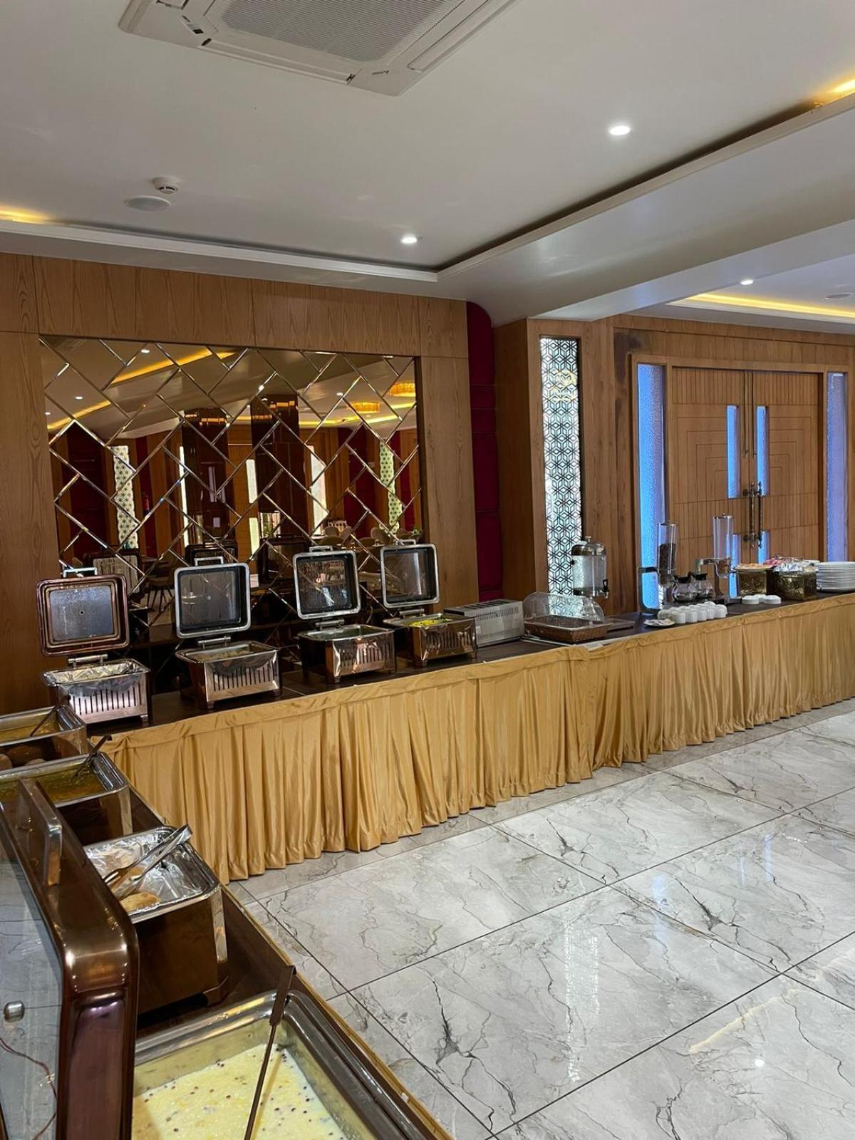 Hotel Three Seasons Vrindāvan Zewnętrze zdjęcie