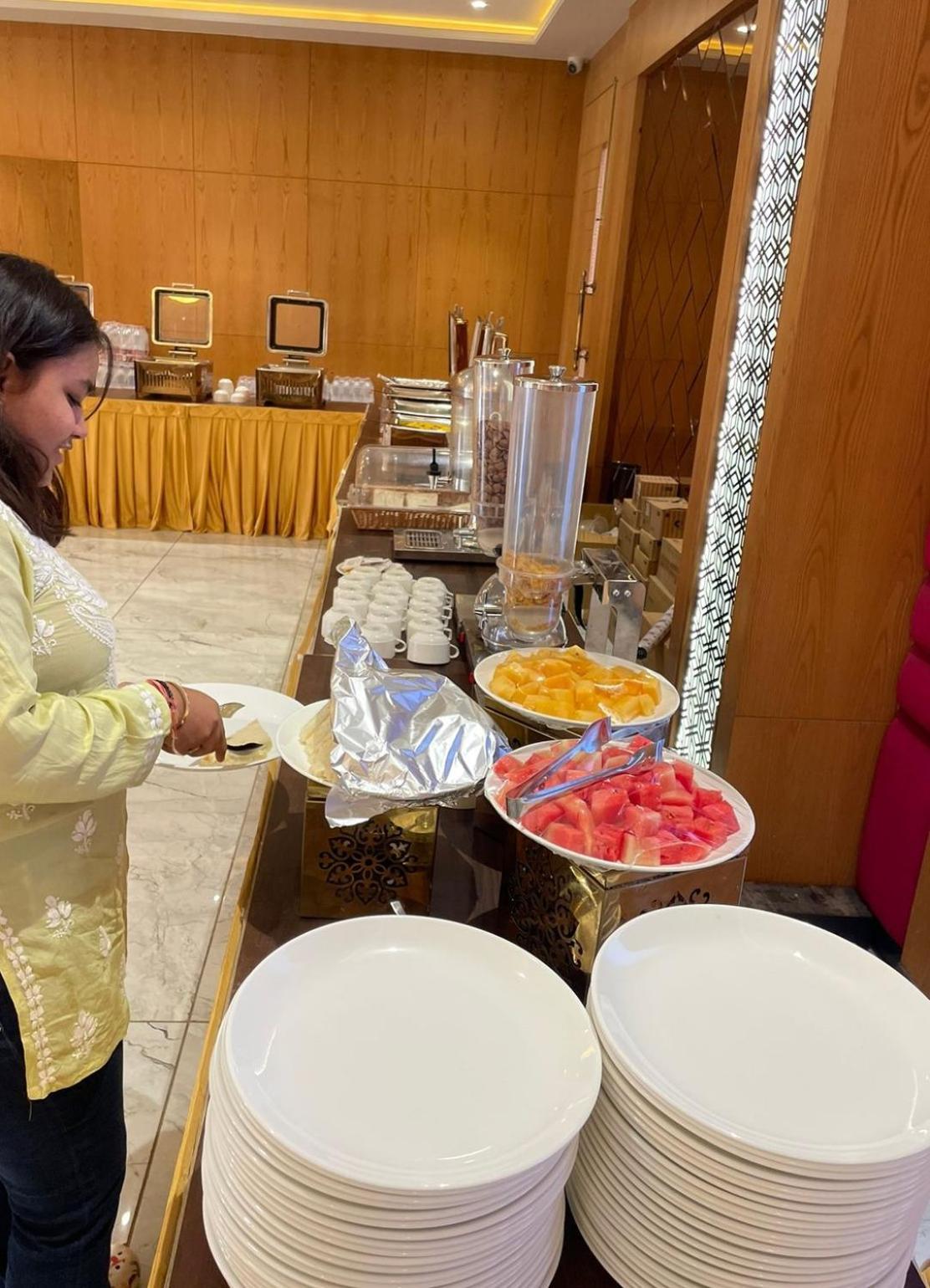 Hotel Three Seasons Vrindāvan Zewnętrze zdjęcie