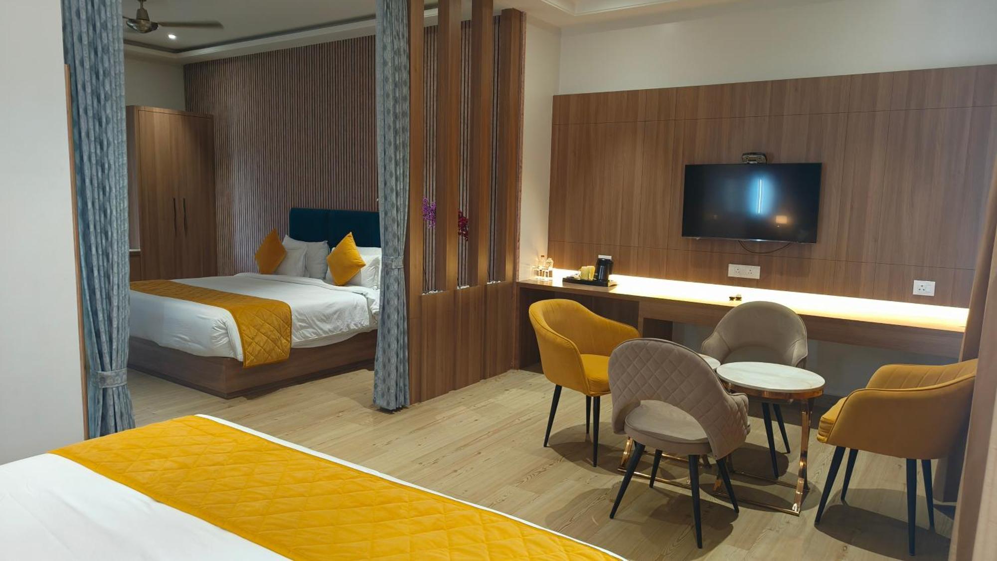 Hotel Three Seasons Vrindāvan Zewnętrze zdjęcie