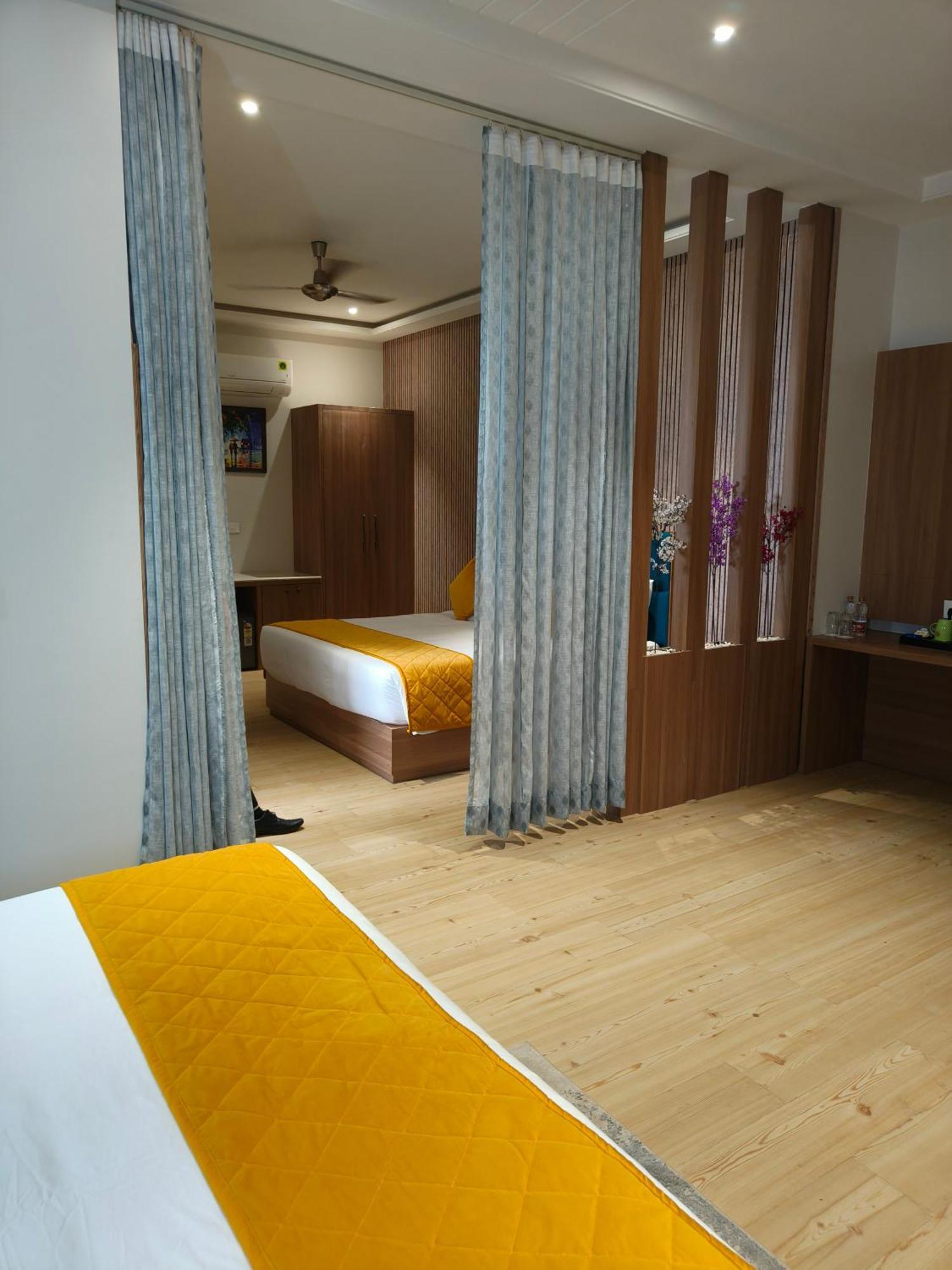 Hotel Three Seasons Vrindāvan Zewnętrze zdjęcie